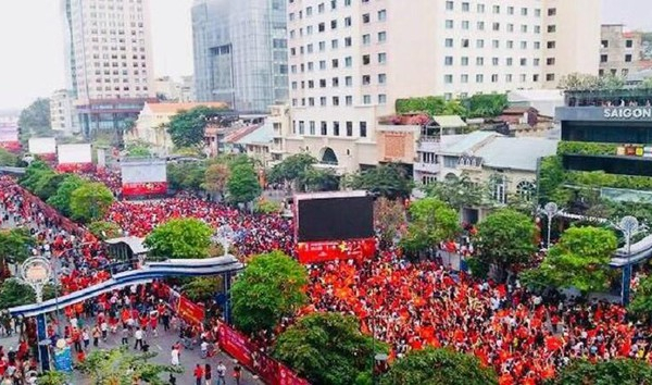 TPHCM cấm xe vào đường Nguyễn Huệ để phục vụ người dân xem bóng đá
