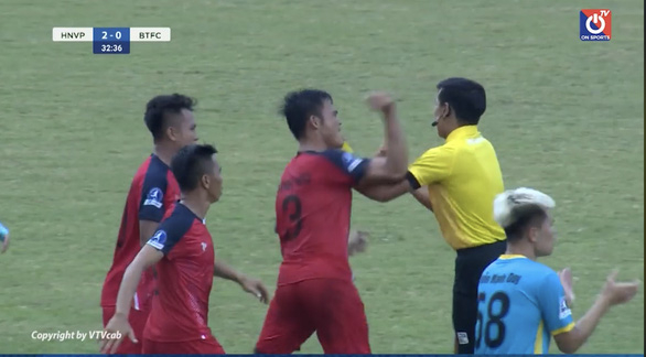 Cầu thủ Bình Thuận vung tay đánh trọng tài khi bị phạt thẻ đỏ