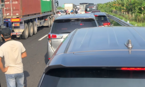 Tai nạn trên cao tốc Trung Lương - Mỹ Thuận, CSGT phải đi bộ dọn đường