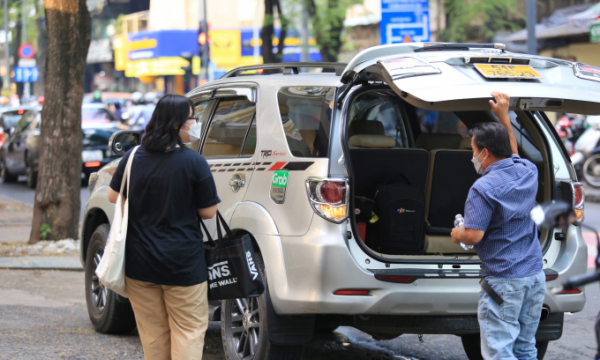 Taxi, xe công nghệ bát nháo 'ăn theo' giá xăng