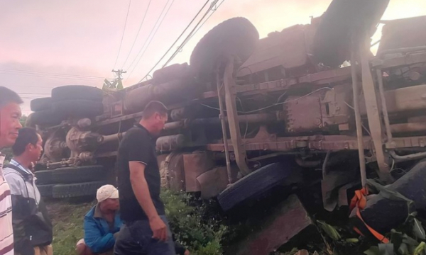 Xe tải lật trên đèo Phú Sơn, cứu hộ dùng máy cắt cabin