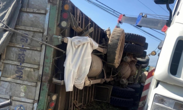 Xe tải lật trên đèo Phú Sơn (Lâm Đồng), 5 người bị thương