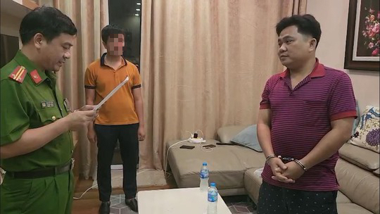 Khởi tố giám đốc cùng 2 nhân viên 'hô biến' hoá chất thành xăng giả