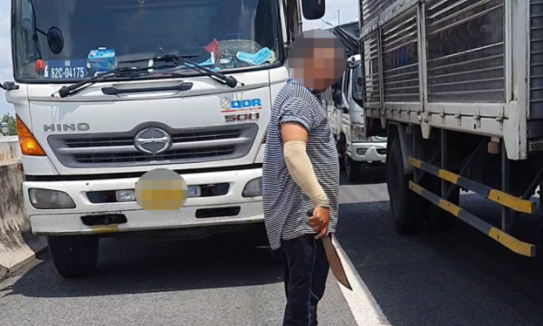Xử phạt tài xế dọa chém tài xế xe cấp cứu trên cao tốc TP.HCM - Trung Lương