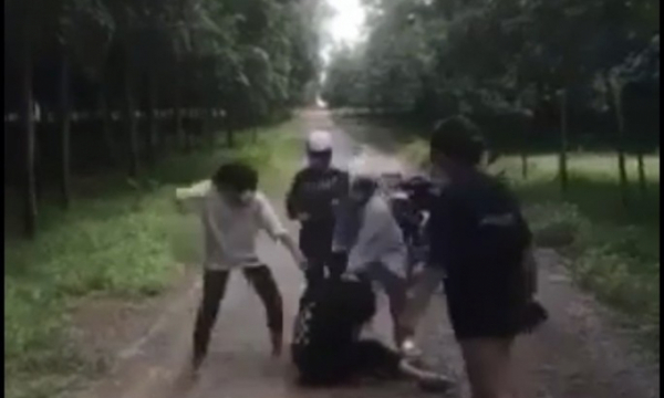 Hé lộ nguyên nhân vụ clip nữ sinh bị lột áo và đánh dã man ở Đồng Nai