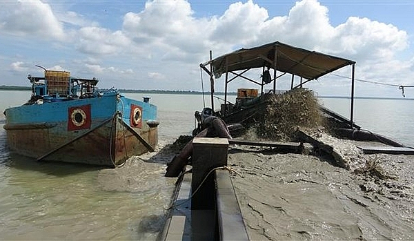 Tây Ninh: Bắt ba tàu khai thác cát trái phép ở lòng hồ Dầu Tiếng