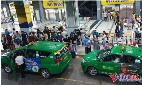 Khách ‘dài cổ’ đón taxi, xe công nghệ ở sân bay Tân Sơn Nhất