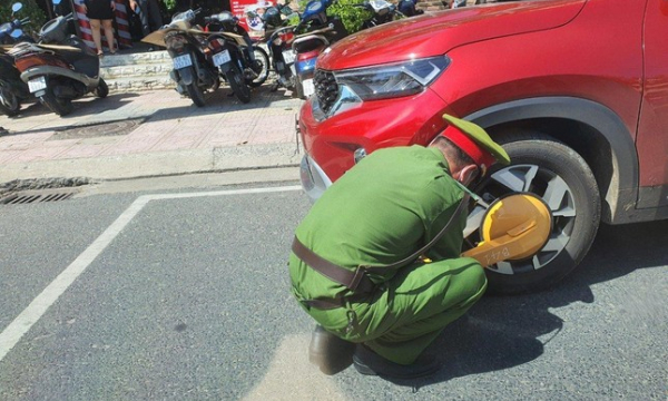 Chính quyền TP Nha Trang lên tiếng trước ý kiến trái chiều về khoá bánh xe ô tô vi phạm