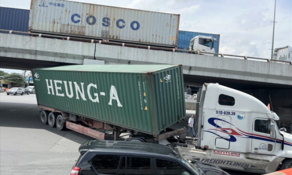 Xe container mắc kẹt khi đi qua gầm cầu vượt ở TPHCM