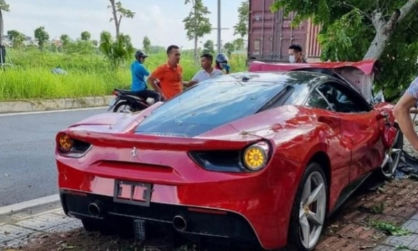 Siêu xe Ferrari 488 nát đầu sau khi tông đổ gốc cây ở Hà Nội