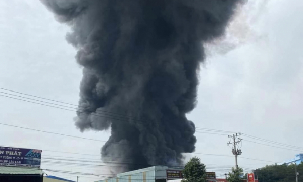 Công ty sản xuất mút xốp ở Bình Dương đang chìm trong biển lửa