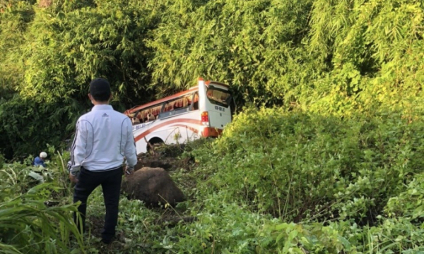 Tai nạn Bình Thuận: Xe khách bị lật ngay chân đèo Đại Ninh, 20 người bị thương