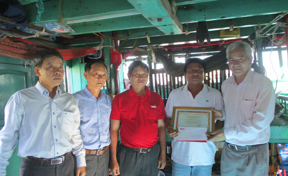 Trao giải thưởng 'Bạn đồng hành quanh tôi' cho thuyền trưởng tàu cá cứu 4 ngư dân Bình Thuận