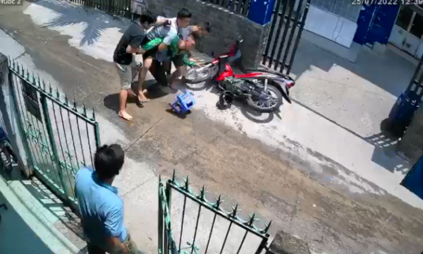 TP.HCM: Nhân viên cửa hàng giày giằng co, vây bắt nghi phạm trộm xe máy
