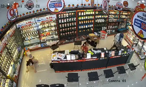 TP.HCM: Tấn công nhân viên cửa hàng điện thoại cướp tiền