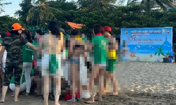 Phạt hành chính đơn vị tổ chức cho nhóm người cởi áo ngực phản cảm trên bãi biển Cửa Lò