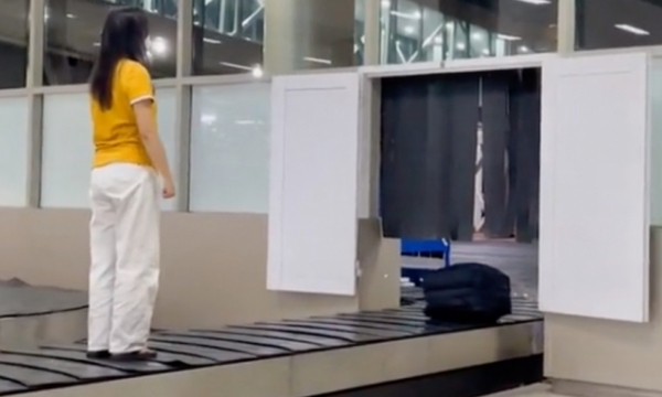 Thêm clip cô gái leo lên băng chuyền hành lý quay clip: Dân mạng ngao ngán