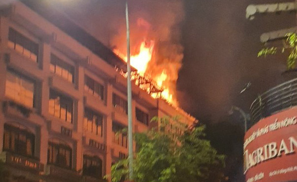   Cháy lớn trên tầng thượng tòa nhà Seaprodex trên đường Đồng Khởi với nhiều tiếng nổ