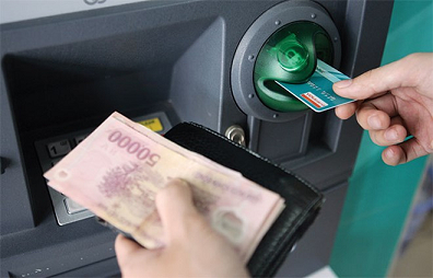 Vợ lấy thẻ ATM của chồng: Vợ thiếu tự tin mới đòi giữ lương chồng