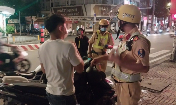 Cảnh sát giao thông TPHCM xuyên đêm kiểm tra nồng độ cồn người đi đường