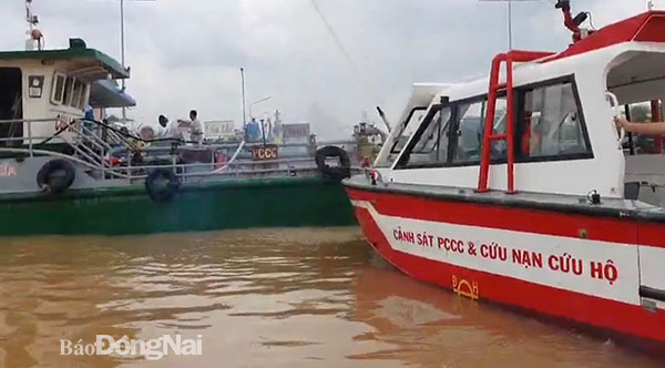 Kịp thời dập tắt vụ cháy tàu chở xăng trên sông Đồng Nai
