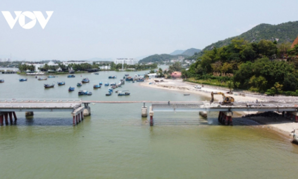 Khánh Hòa: Yêu cầu thu dọn bê tông bị thả xuống sông khi phá dỡ cầu cũ