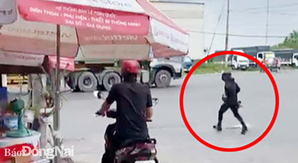 Truy bắt đối tượng nổ súng cướp ngân hàng ở phường Tam Phước