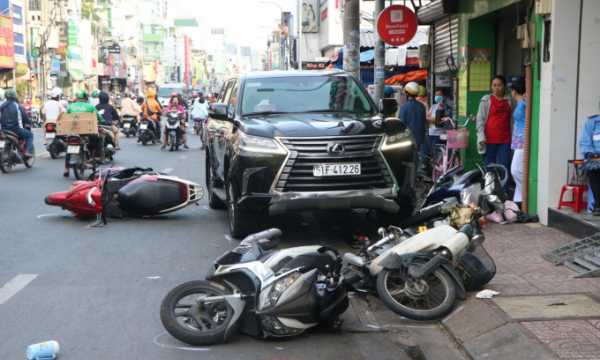 Ô tô lạc tay lái tông 5 xe máy, 1 xe đạp trước chợ Phú Nhuận