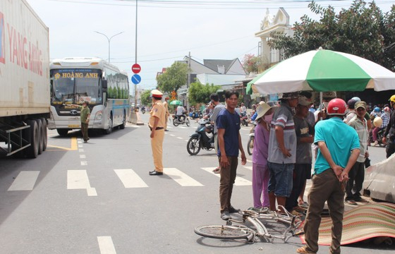 Bình Thuận: Xe tải tông hàng loạt xe máy, xe đạp làm 2 người tử vong tại chỗ