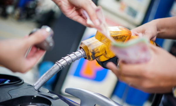 Giá xăng lần thứ ba giảm mạnh, giá dầu giảm 1.650 đồng/lít