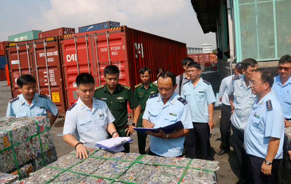 Vụ buôn lậu hơn 1.280 container thiết bị: Nhóm bị can khai có quan hệ với cán bộ hải quan