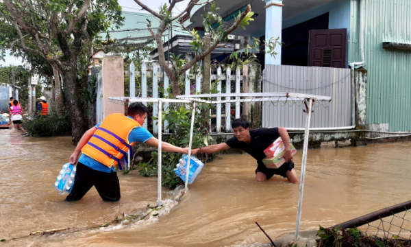 Người dân Đà Nẵng tiếp ứng thực phẩm cho 70 hộ bị cô lập tại Quảng Nam