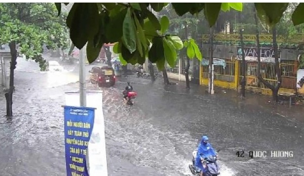 TP.HCM đổ mưa lớn, nhiều tuyến đường ngập sâu