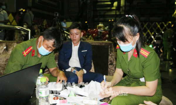 Công an Kiên Giang đột kích quán bar rạng sáng, phát hiện 105 đối tượng dương tính với chất ma túy