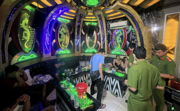 Công an Đồng Nai bắt thêm chủ quán karaoke tổ chức cho khách 'bay lắc'