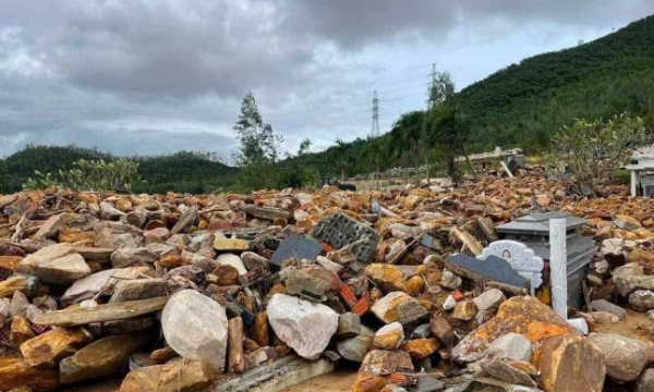 Khóc nghẹn khi mộ người thân bị vùi lấp sau trận mưa lịch sử ở Đà Nẵng