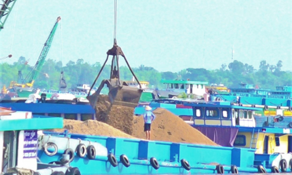 Nhộn nhịp chợ cát Campuchia ở thượng nguồn sông Tiền