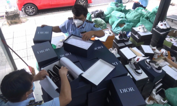 Thu giữ gần 2.000 sản phẩm giả Louis Vuitton, Gucci tại TPHCM