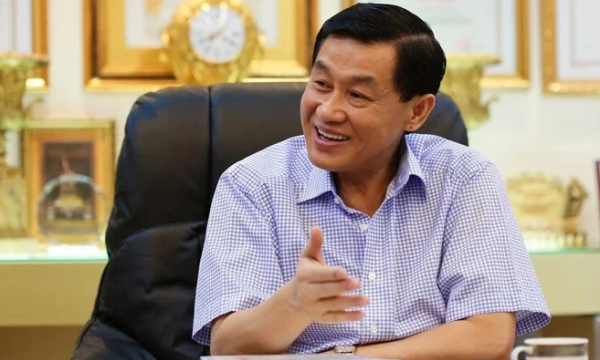 Ông Johnathan Hạnh Nguyễn thu 3.700 tỷ từ bán hàng hiệu