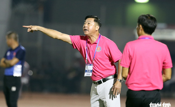 Giám đốc kỹ thuật Lê Huỳnh Đức dọn đồ ở CLB Sài Gòn, đội bóng muốn gặp lãnh đạo