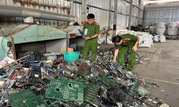Phát hiện cơ sở tái chế phế liệu tàng trữ hàng chục tấn chất thải rắn nguy hại