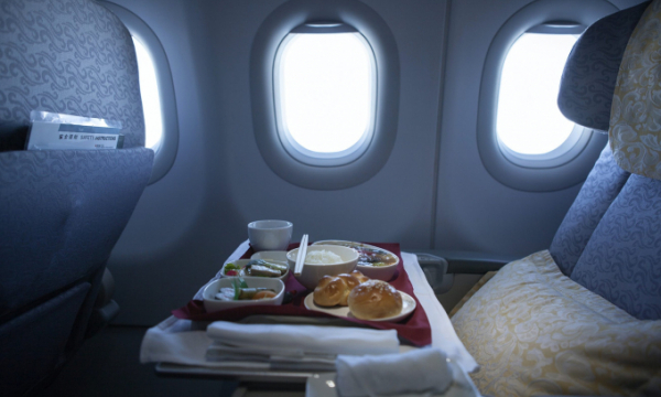 Phi công và tiếp viên ăn gì trên chuyến bay, có giống hành khách?