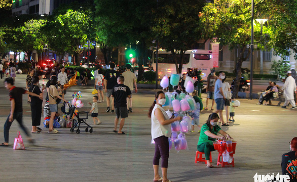 Phản ánh hàng rong bát nháo ở phố đi bộ Nguyễn Huệ: Sẽ có số điện thoại nóng