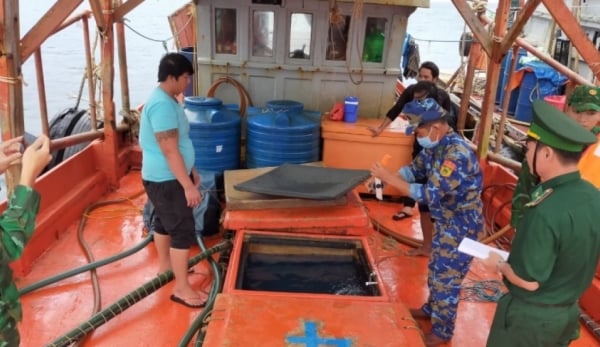 Biên phòng Kiên Giang bắt 62.000 lít dầu vận chuyển trái phép trên biển