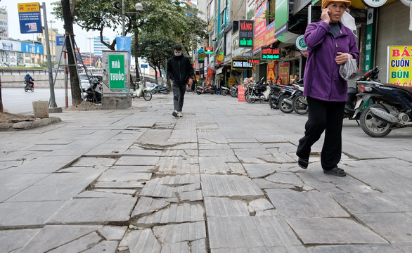 Giám đốc Sở Xây dựng Hà Nội: Đá vỉa hè nứt một phần do 'mưa xuống đá giãn nở, tự vỡ'
