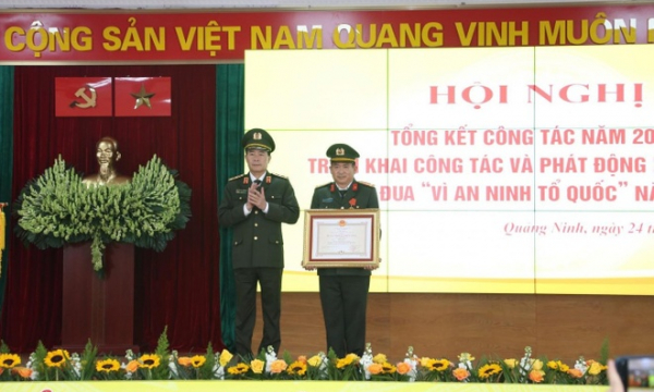 Đại tá Đinh Văn Nơi nhận Huân chương Chiến công hạng Nhì