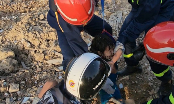 Bộ trưởng Bộ Công an khen lực lượng Cảnh sát phòng cháy, chữa cháy cứu sống bé gái 5 tuổi dưới hố sâu