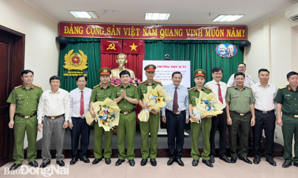 Khen thưởng nóng 3 tập thể tham gia bắt đối tượng dùng súng giả cướp ngân hàng