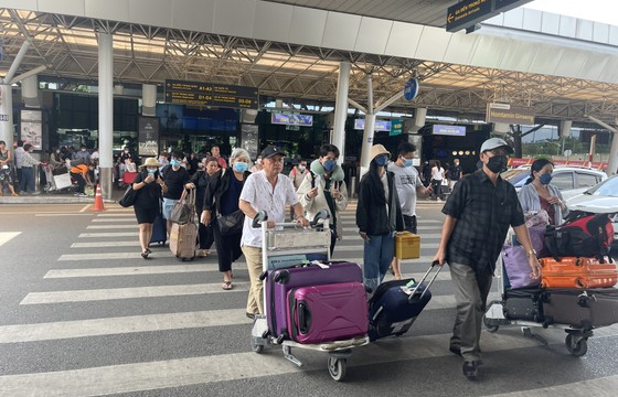 Mùng 4 tết, sân bay Tân Sơn Nhất đón lượng khách kỷ lục