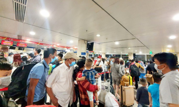 'Biển người' tiếp tục đổ về sân bay Tân Sơn Nhất ngày mùng 5 Tết